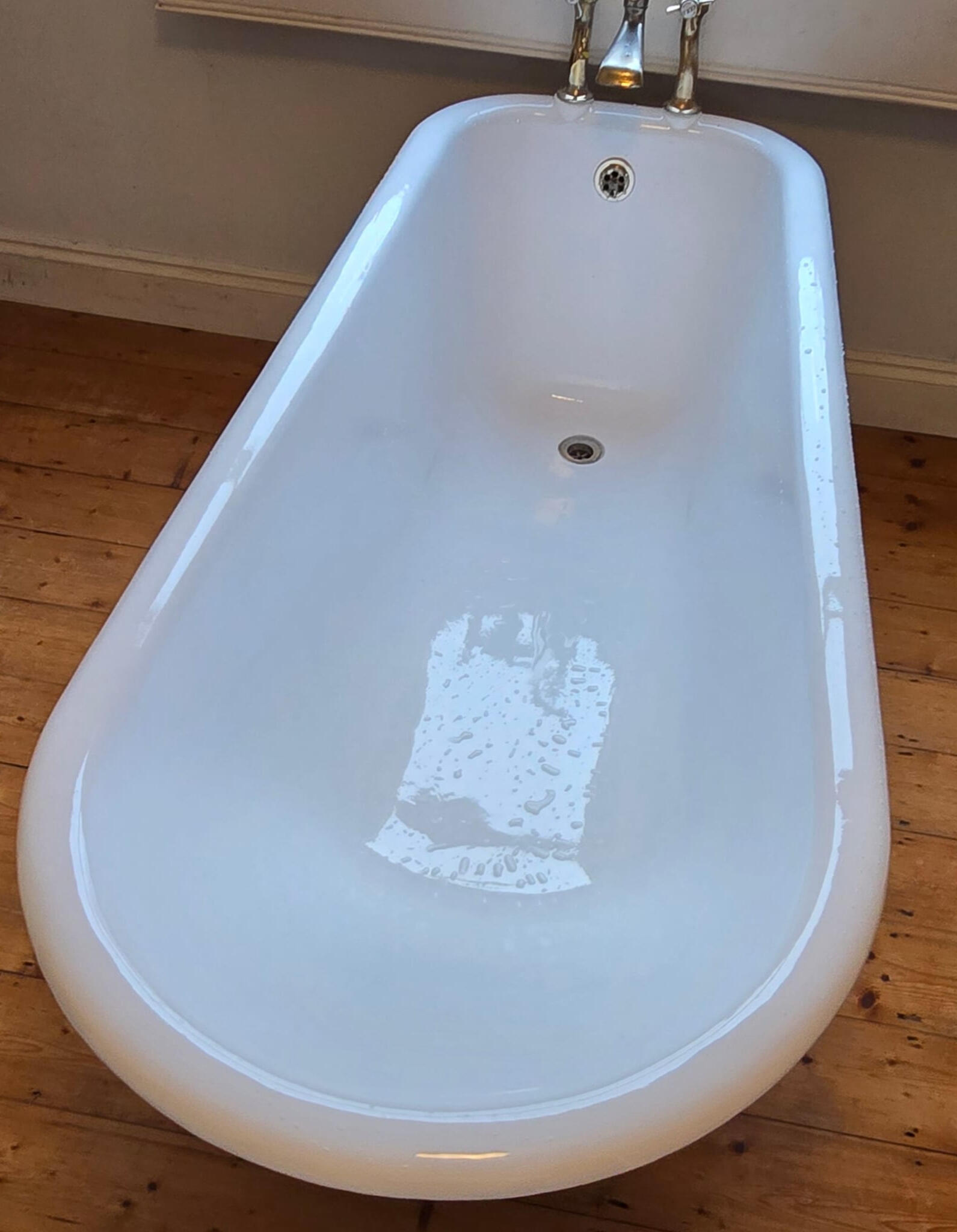 OLD CAST IRON BATH FINISHED TO A HIGH GLOSS FINISHED IN CARDIFF OLD CAST IRON BATH FINISHED TO A HIGH GLOSS FINISHED IN CARDIFF
